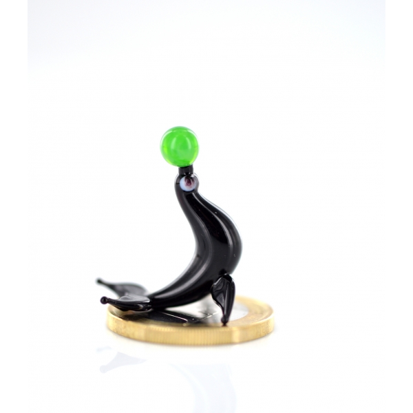Seelöwe mit Ball schwarz grün mini - Glasfigur - k-4
