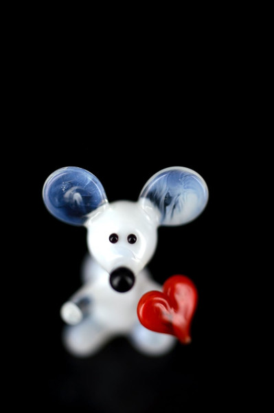 Maus mini mit Herz - Glasfigur - Miniatur aus Glas - Deko Setzkasten Vitrine Sammlerstück